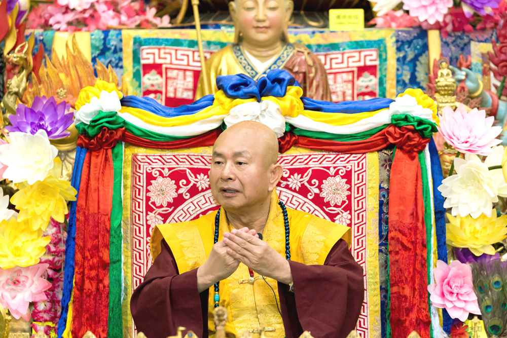 2017年9月30日晚間，美國西雅圖雷藏寺恭請蓮生法王主持週六最勝金剛「大準提佛母」同修會，四眾弟子虔心護持。圖為師尊說法開示。