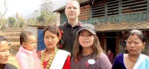 2017月9月16日，美國西雅圖雷藏寺秋季大法會「盧勝彥佈施基金會」總裁盧佛青博士報告基金會善款資助尼泊爾Gorkha地區7.8級大地震計畫。圖為盧佛青博士、Andy師兄與尼泊爾婦女合影。