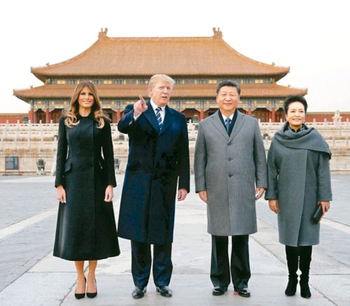 大陸國家主席習近平(右2)與第一夫人彭麗媛， 陪同美國總統川普(左2)與第一夫人梅蘭妮亞參觀北京紫禁城