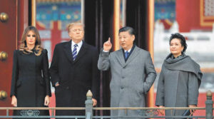 美國總統川普（左二）與第一夫人梅蘭妮亞（左）八日在大陸國家主席習近平（右二）與第一夫人彭麗媛陪同下，參觀北京紫禁城