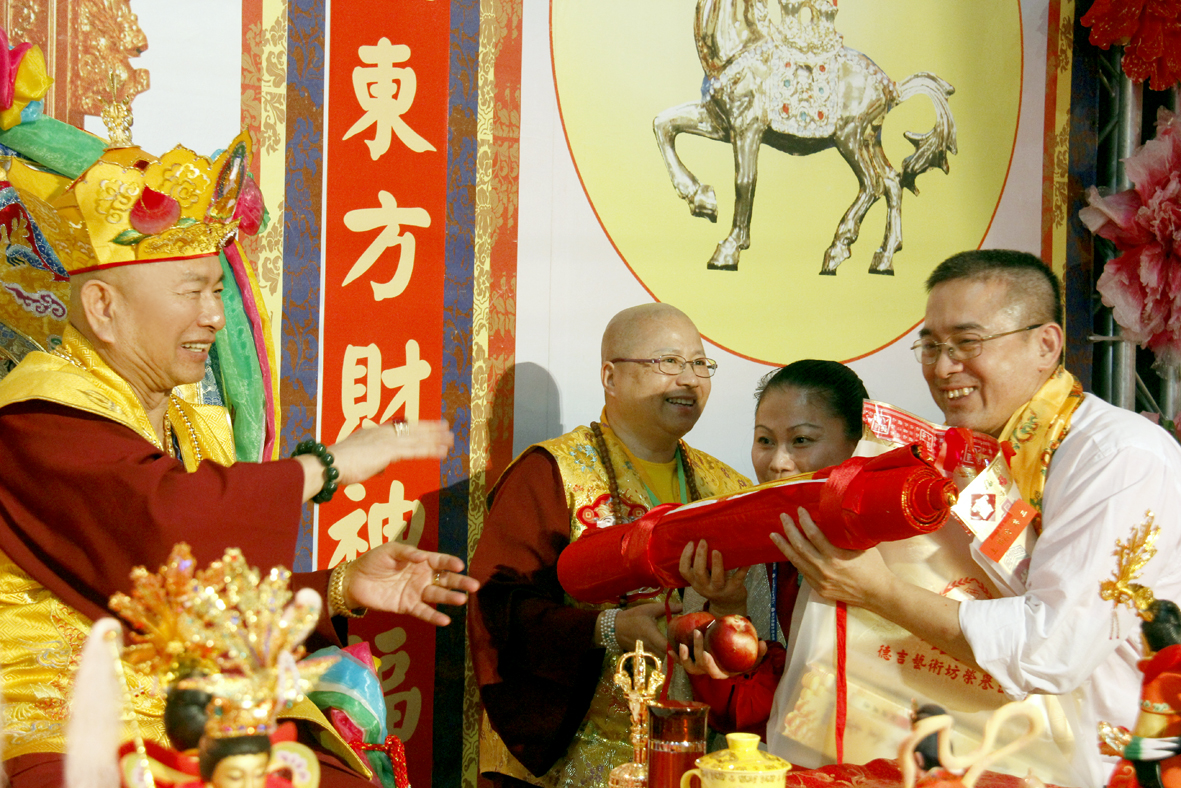 師尊與黃帝雷藏寺功德主合影