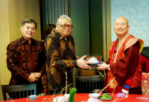 印尼大學考古學家努爾哈提‧嘛格薩利榮譽教授致贈聖尊婆羅浮屠紀念禮物