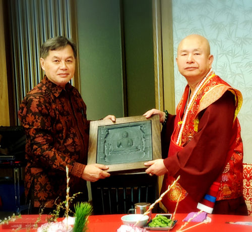 印尼觀光局婆羅浮屠官方考古專家哈利‧悟嗯多羅‧特拉查博士致贈聖尊婆羅浮屠紀念禮物