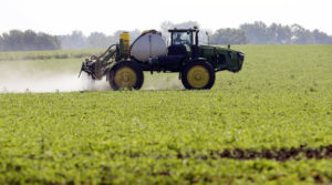 美國愛阿華州格蘭傑市農民在大豆田噴灑農藥