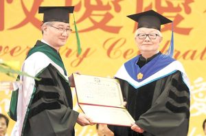 台大校長楊泮池（左）頒發榮譽博士學位給張忠謀