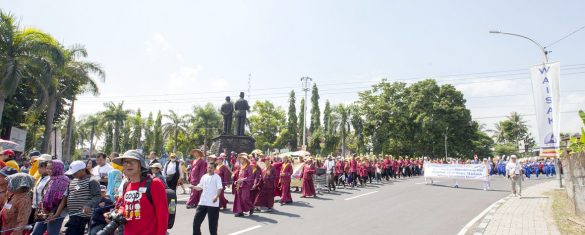印尼衛塞節活動進行長達五公里歡樂遊行