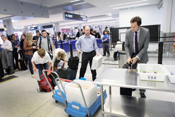 旅客接受隨身行李安檢