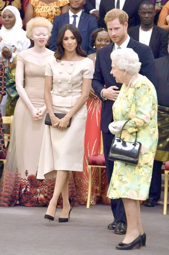 哈利王子伉儷陪女王出席活動