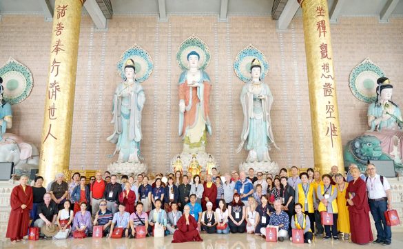 中國真佛宗密教總會理事長蓮歐上師法師與百位各國宗教學者合影