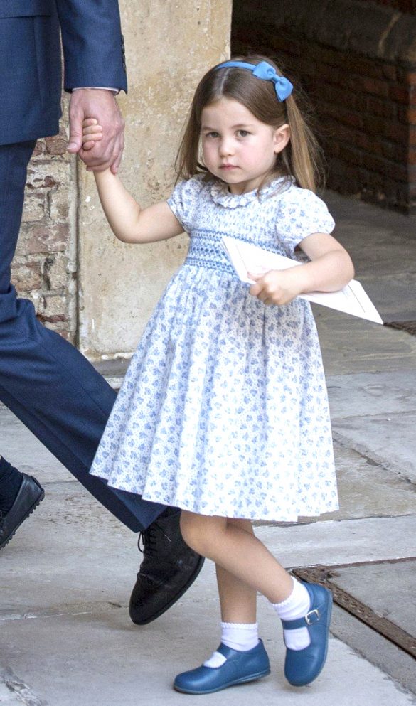 夏綠蒂小公主穿著藍色洋裝搭配平底鞋，俏皮可愛。