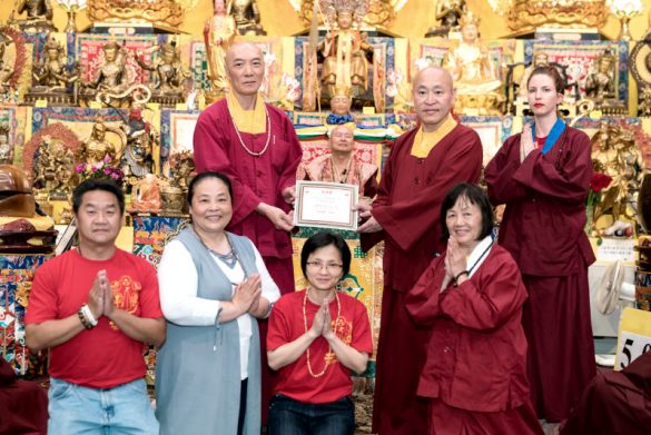 捐贈儀式後蓮印上師代表宗委會頒發感謝狀，並與蓮僧上師及尊勝雷藏寺理事代表合影。