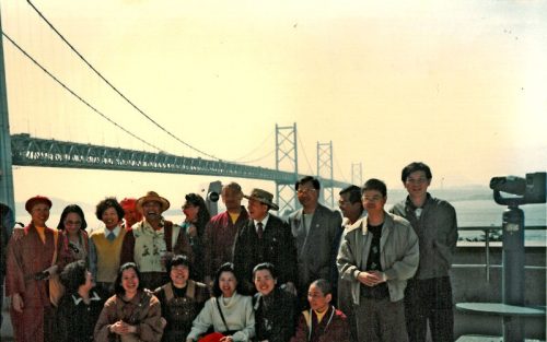 吳淑美師姐與師尊、師母及眾同門合影於日本瀨戶大橋前
