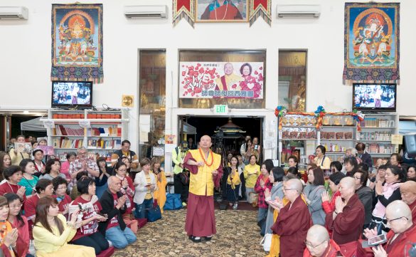 2018年9月1日，美國西雅圖雷藏寺週六同修「黃財神」本尊法，適逢秋季大法會將至，全球各地的同門蜂擁而至座無虛席。圖為師佛做總加持。
