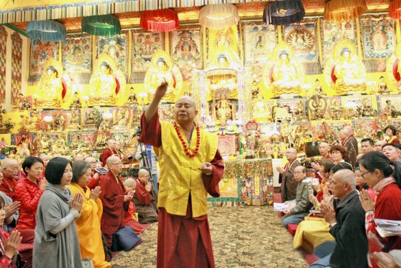 2018年9月1日，美國西雅圖雷藏寺週六同修「黃財神」本尊法，適逢秋季大法會將至，全球各地的同門蜂擁而至座無虛席。圖為師尊做總加持。