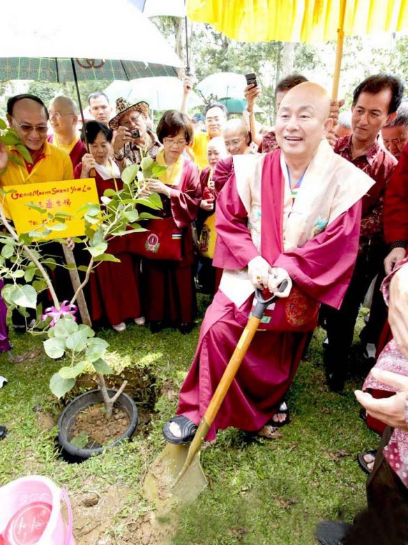 2012年聖尊蓮生活佛印尼弘法在占碑種下菩提樹