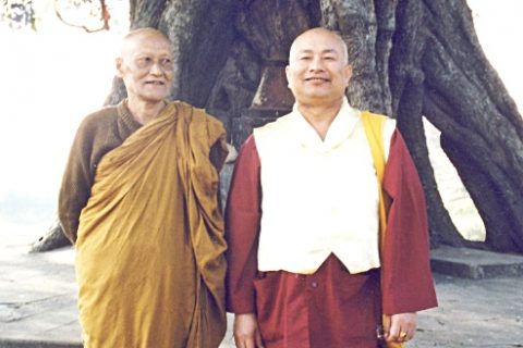 1996年11月24日，蓮生法王盧勝彥與菩提寺住持維摩拉蘭達攝於藍毘尼佛陀出生地。