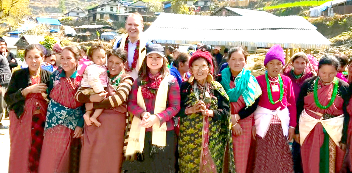 2017月9月16日，美國西雅圖雷藏寺秋季大法會「盧勝彥佈施基金會」總裁盧佛青博士報告基金會善款資助尼泊爾Gorkha地區7.8級大地震計畫。圖為盧博士、Andy師兄伉儷與尼泊爾婦女合影。