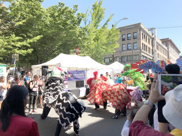 2018年7月14日、15日，美國西雅圖夏季國際華埠區慶祝「龍的盛夏」，西雅圖雷藏住持蓮花德輝上師及數位上師、法師，也都到雷藏寺的攤位響應此次活動。圖為舞龍舞獅獻瑞。