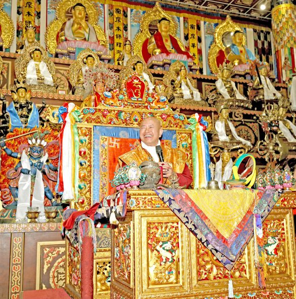 2018年7月1日十時左右，蓮生佛佛駕美國尊勝雷藏寺主持安座開光大典。圖為師尊開示幽默風趣。