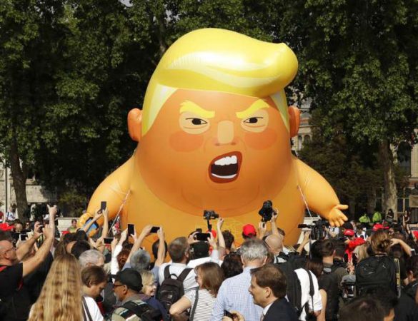 川普在訪英期間遭到大規模抗議，一個充氣的巨大「川普寶寶」在倫敦升起，諷刺川普像一個愛生氣的寶寶。