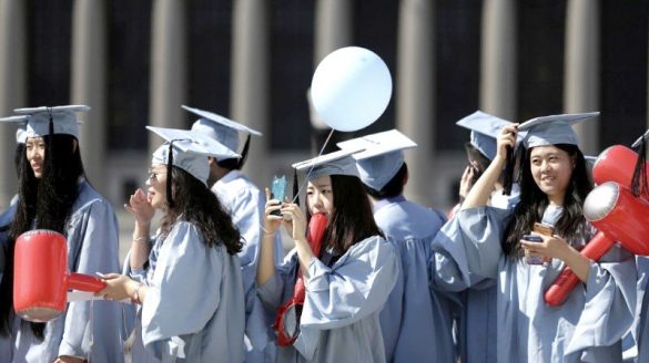 哥倫比亞大學的中國留學生開心畢業了！