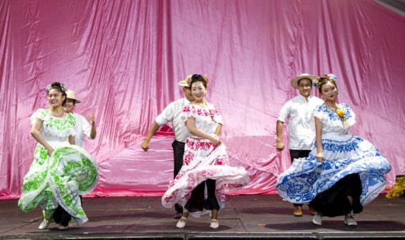 弟子表演巴拿馬傳統舞蹈TIPICO供佛