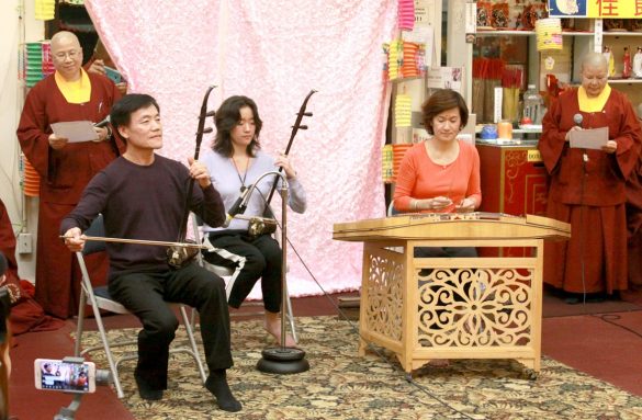 名國樂家張文龍教授、趙步雲教授與女兒張楟楟小姐，以二胡與揚琴演奏數首國樂名曲。