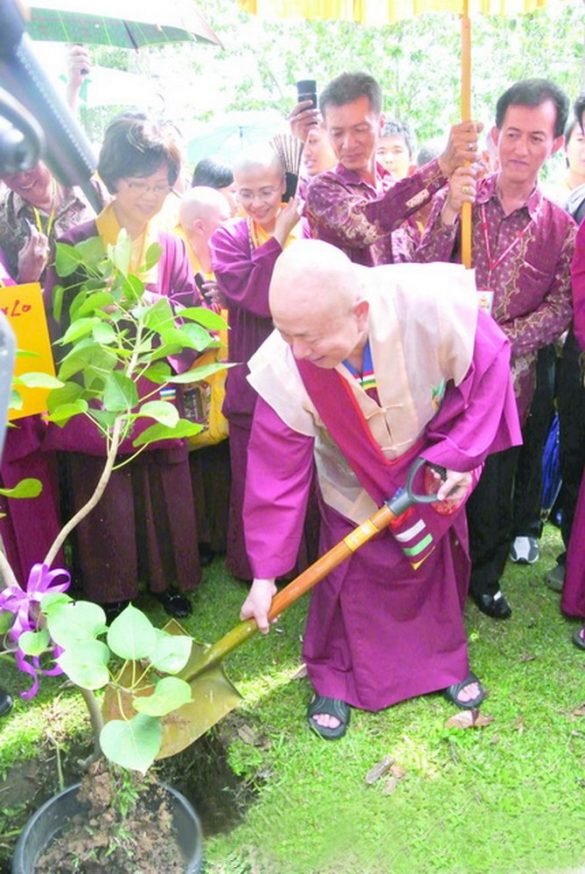 2012年聖尊蓮生活佛印尼弘法在占碑種下菩提樹
