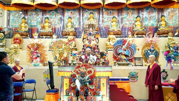 10月5日，師尊佛駕常弘雷藏寺視察音效等環境。