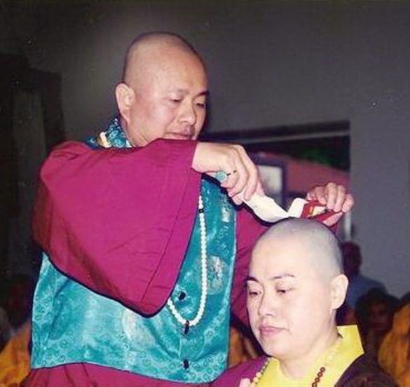 蓮生師佛於1996年6月3日，為蓮慈上師剃度圓頂。