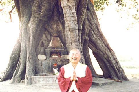 1996年11月24日，蓮生法王盧勝彥攝於藍毘尼佛陀出生地。
