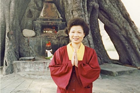 1996年11月24日，師母蓮香上師攝於藍毘尼佛陀出生地。
